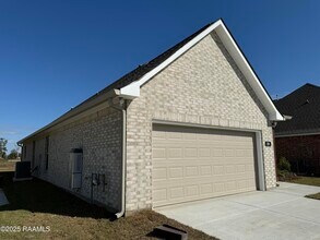 135 Ridley Ln in Youngsville, LA - Building Photo - Building Photo
