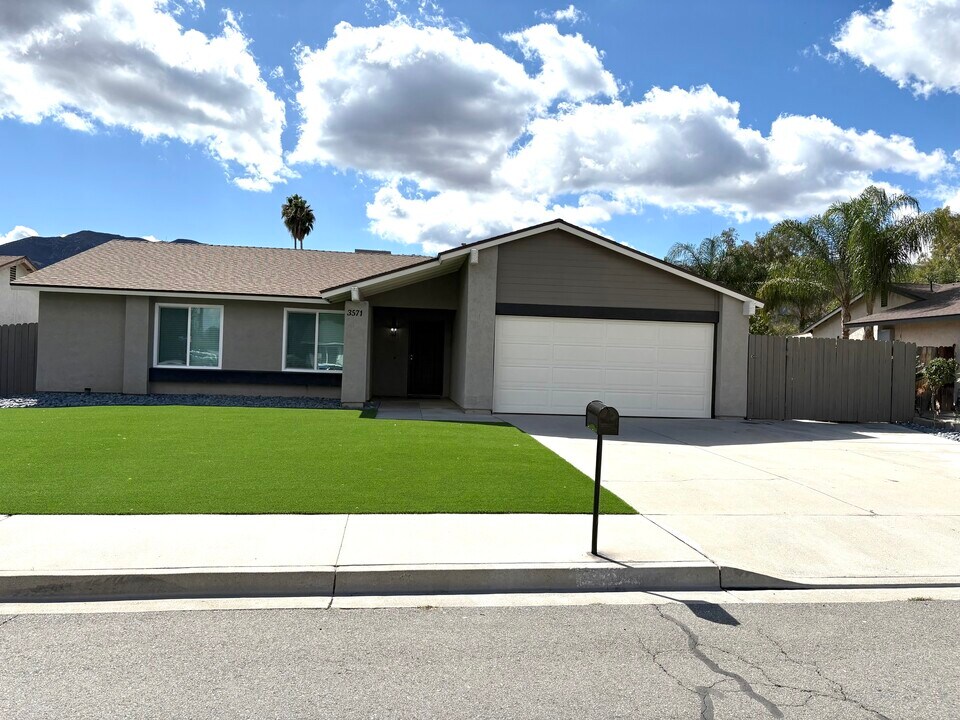 3571 Lake Crest Dr in Lake Elsinore, CA - Building Photo