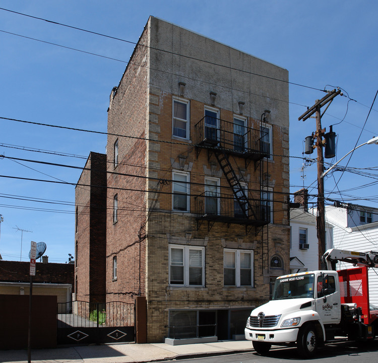 66 Nichols St in Newark, NJ - Building Photo