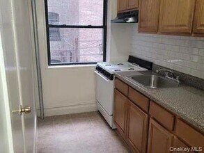 497 Van Cortlandt Park Ave in Yonkers, NY - Building Photo - Building Photo