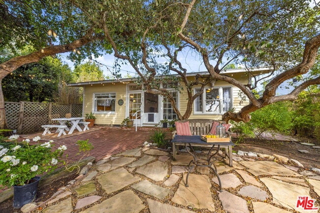 2429 Beverley Ave in Santa Monica, CA - Building Photo - Building Photo