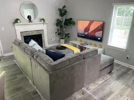 5690 Hampton Ct in College Park, GA - Building Photo