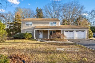 68 Sycamore Cir in Stony Brook, NY - Building Photo