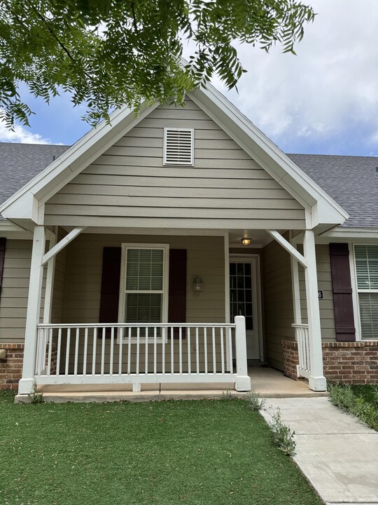 2106 10th St in Lubbock, TX - Building Photo