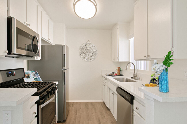 5760 Laurel Canyon Apartments in Valley Village, CA - Building Photo - Building Photo