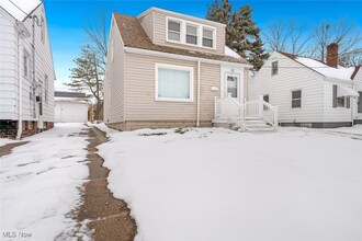 18851 Raymond St in Maple Heights, OH - Foto de edificio - Building Photo