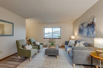 1065 Westport Dr in Port Washington, WI - Building Photo - Building Photo