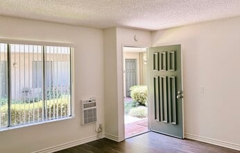 Stoneridge Apartments in Bellflower, CA - Foto de edificio - Building Photo