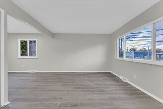 1392 E 263rd St in Euclid, OH - Foto de edificio - Building Photo