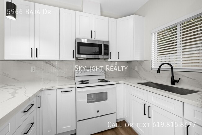 5966 Baja Dr in San Diego, CA - Building Photo - Building Photo