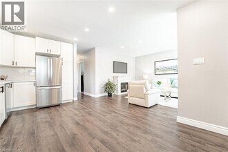 146 Welbourn Dr in Hamilton, ON - Building Photo - Building Photo