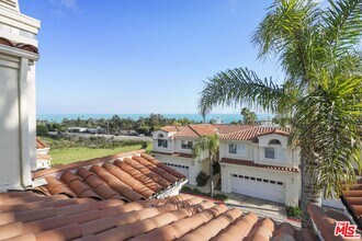 6457 Zuma View Pl in Malibu, CA - Foto de edificio - Building Photo