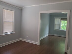 5222 N Ludlam Ave, Unit 2 Floor in Chicago, IL - Foto de edificio - Building Photo