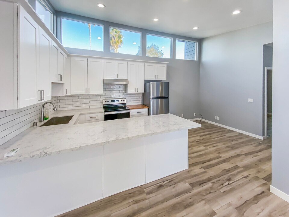 4837 Kings Way in San Diego, CA - Building Photo