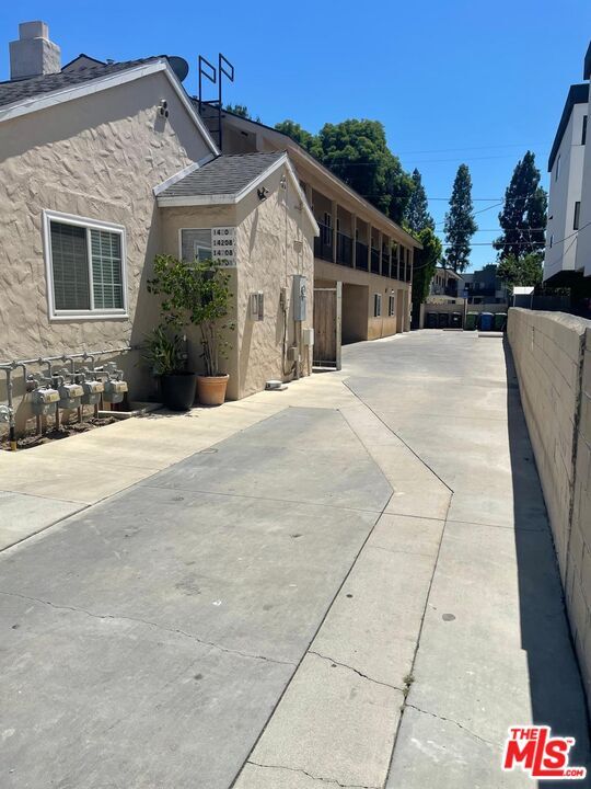 14206 Gilmore St in Los Angeles, CA - Building Photo - Building Photo