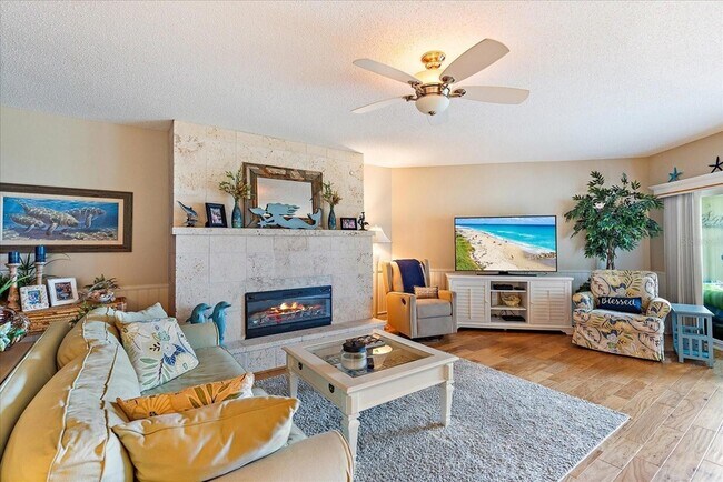 5621 Gulf of Mexico Dr, Unit 103 in Longboat Key, FL - Foto de edificio - Building Photo