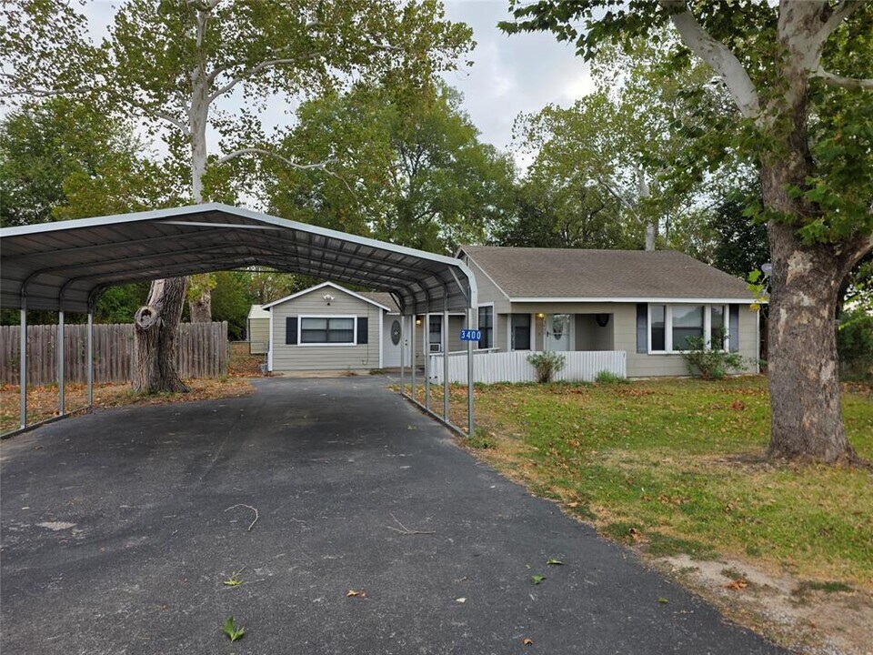 3400 State Hwy 71 in La Grange, TX - Building Photo