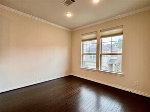 10916 Cannes Memorial Dr in Houston, TX - Foto de edificio - Building Photo