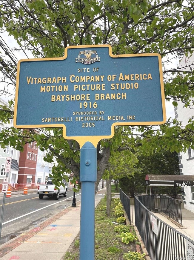 94 4th Ave in Bay Shore, NY - Building Photo - Building Photo