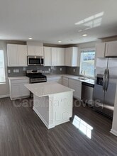 825 Powder Br Dr in Reidville, SC - Foto de edificio - Building Photo