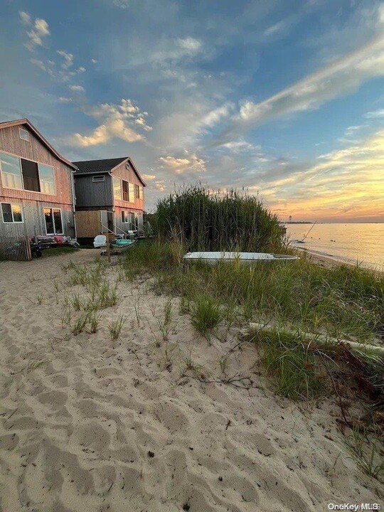 49 Bay Ave in Ocean Beach, NY - Foto de edificio