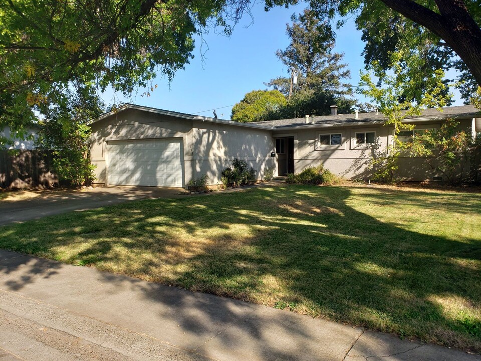 1593 Hawthorne Ave in Chico, CA - Building Photo