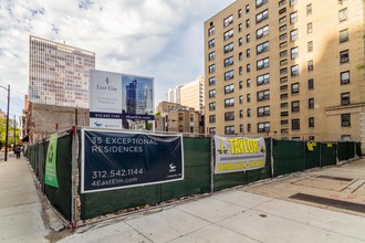 4 E Elm St in Chicago, IL - Foto de edificio - Building Photo