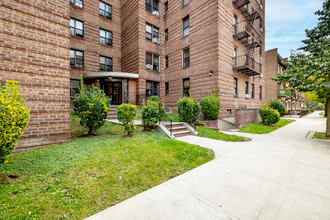 9420 66th Ave in Rego Park, NY - Building Photo - Building Photo