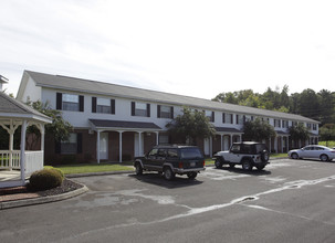 Clairmont Apartments in Calhoun, GA - Building Photo - Building Photo