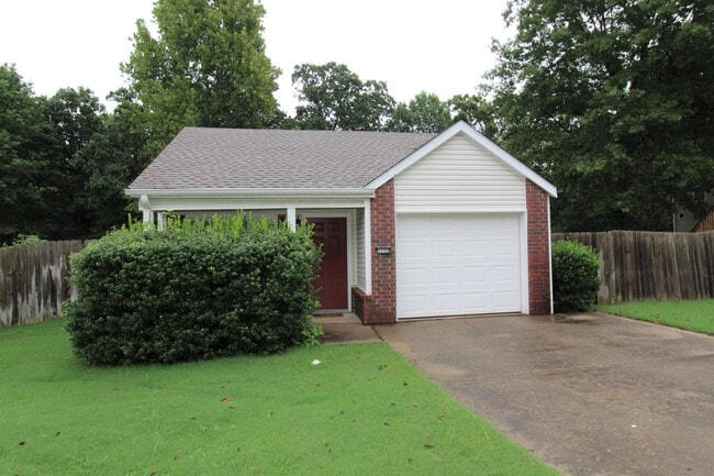 3152 Parkway Dr in Fayetteville, AR - Foto de edificio - Building Photo