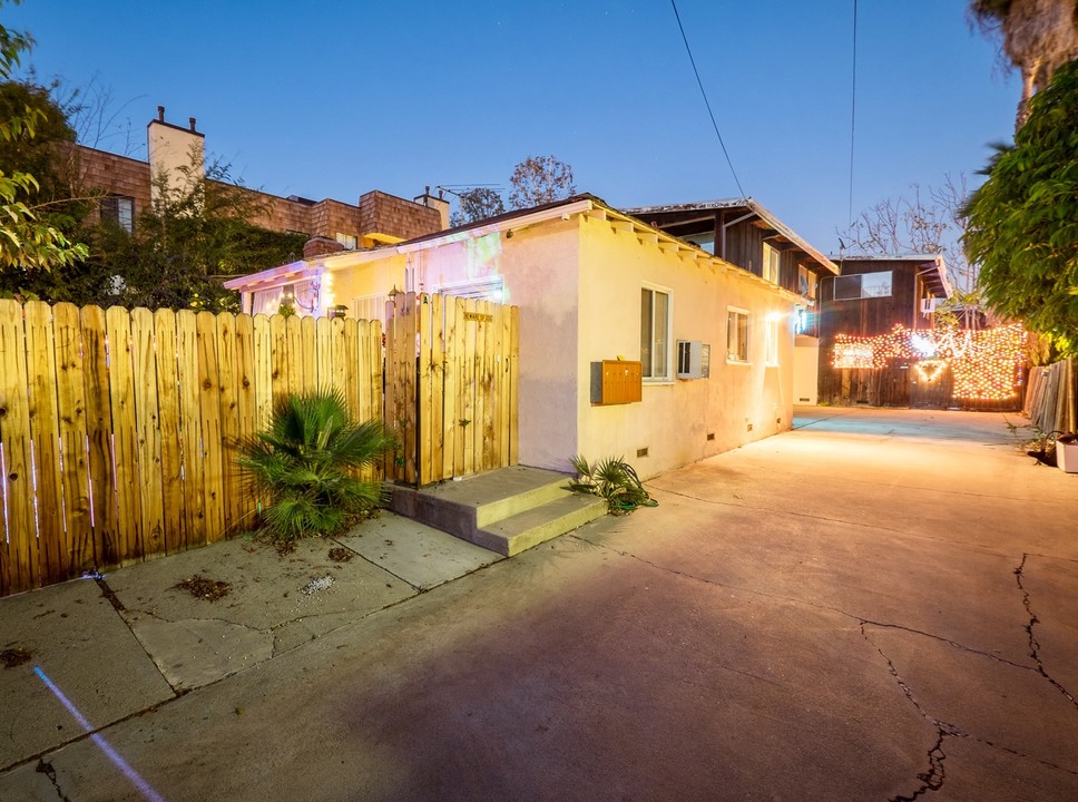 5106 Kester Ave in Sherman Oaks, CA - Building Photo