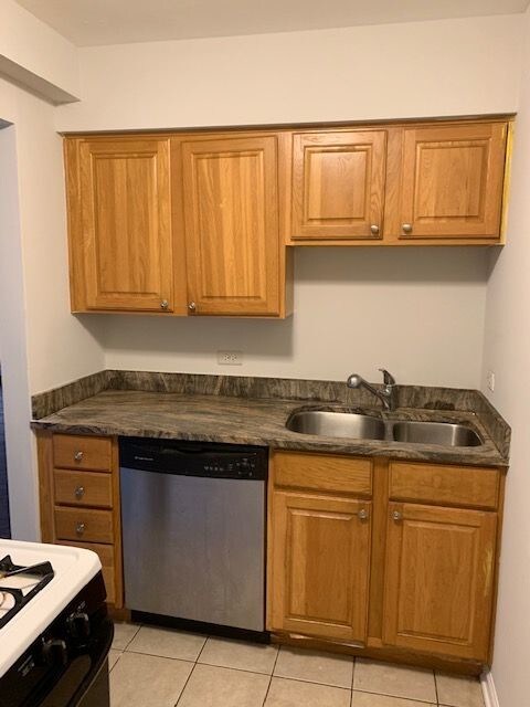 8424 W 87th St-Unit -1A in Hickory Hills, IL - Foto de edificio