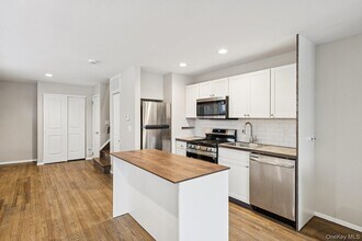 60 Marwood Rd N in Port Washington, NY - Building Photo - Building Photo