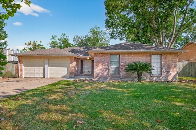 property at 811 Lochmoor Ln