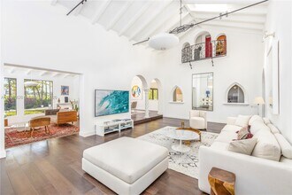 5736 La Gorce Dr in Miami Beach, FL - Building Photo - Building Photo