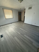 1230 E 6th Ave in Hutchinson, KS - Building Photo - Building Photo