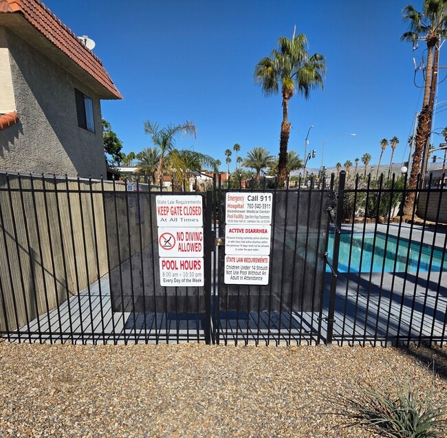 33555 Date Palm Dr in Cathedral City, CA - Building Photo - Building Photo