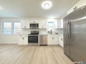 275 Dayton Rd in Trumbull, CT - Foto de edificio - Building Photo