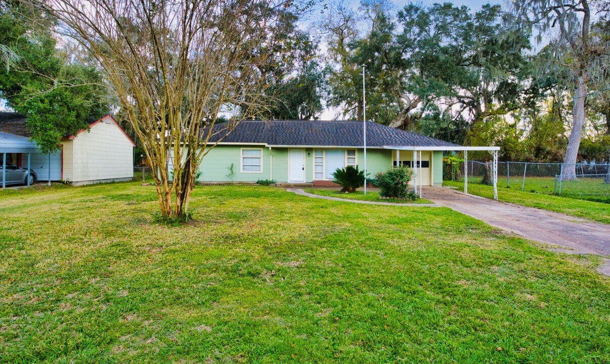 906 Avenue A in Sweeny, TX - Building Photo