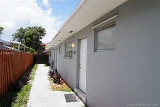 2390 NE 173rd St-Unit -2 in North Miami Beach, FL - Building Photo - Building Photo