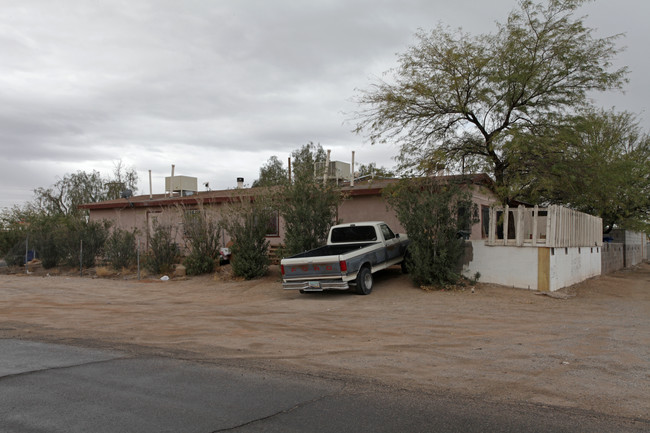 Tri-plex on Thoroughbred in Tucson, AZ - Building Photo - Building Photo