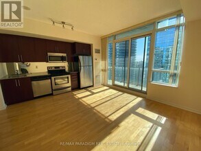65-3265 Bremner Blvd in Toronto, ON - Building Photo - Building Photo