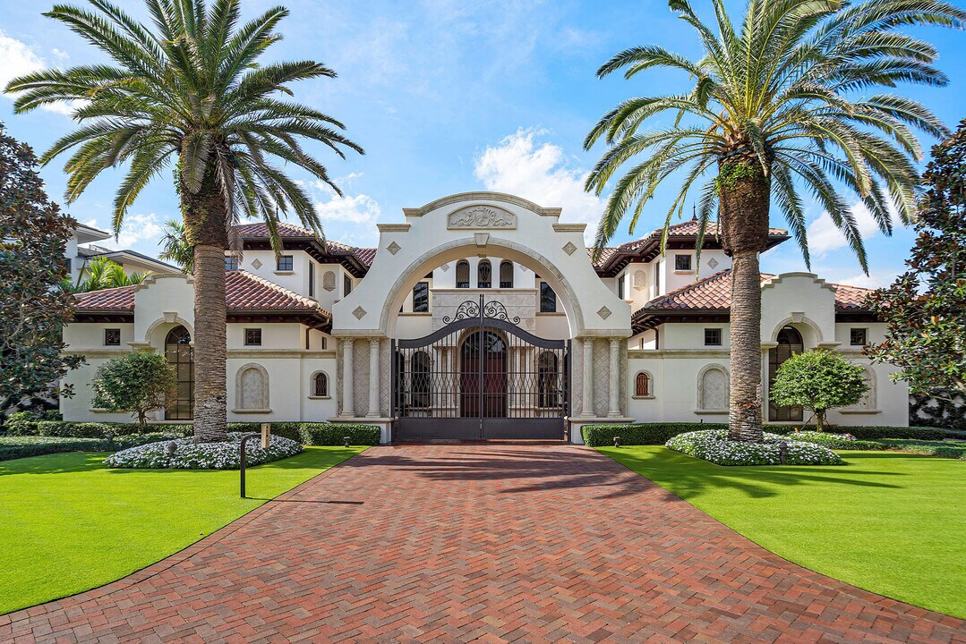 2055 Royal Palm Way in Boca Raton, FL - Building Photo