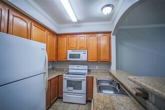 9400 Bellaire Blvd in Houston, TX - Building Photo - Building Photo