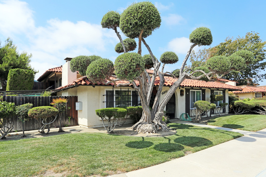 16801 Bardon Ln in Huntington Beach, CA - Building Photo