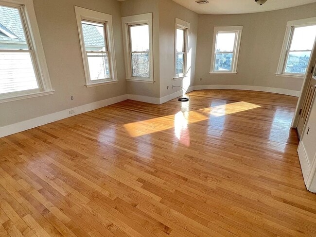 13 Winthrop St, Unit 3 in Worcester, MA - Building Photo - Building Photo