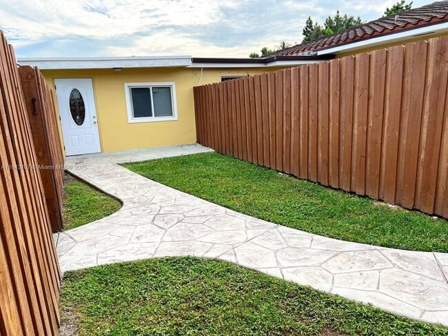 11250 SW 30th St in Miami, FL - Building Photo - Building Photo