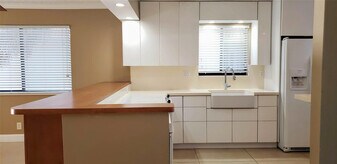 331 Lakeview Dr in Weston, FL - Building Photo