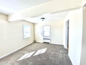 71 W Fenimore St-Unit -2 in Valley Stream, NY - Building Photo - Building Photo