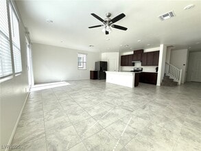 8159 Guadiano Ave in Las Vegas, NV - Foto de edificio - Building Photo